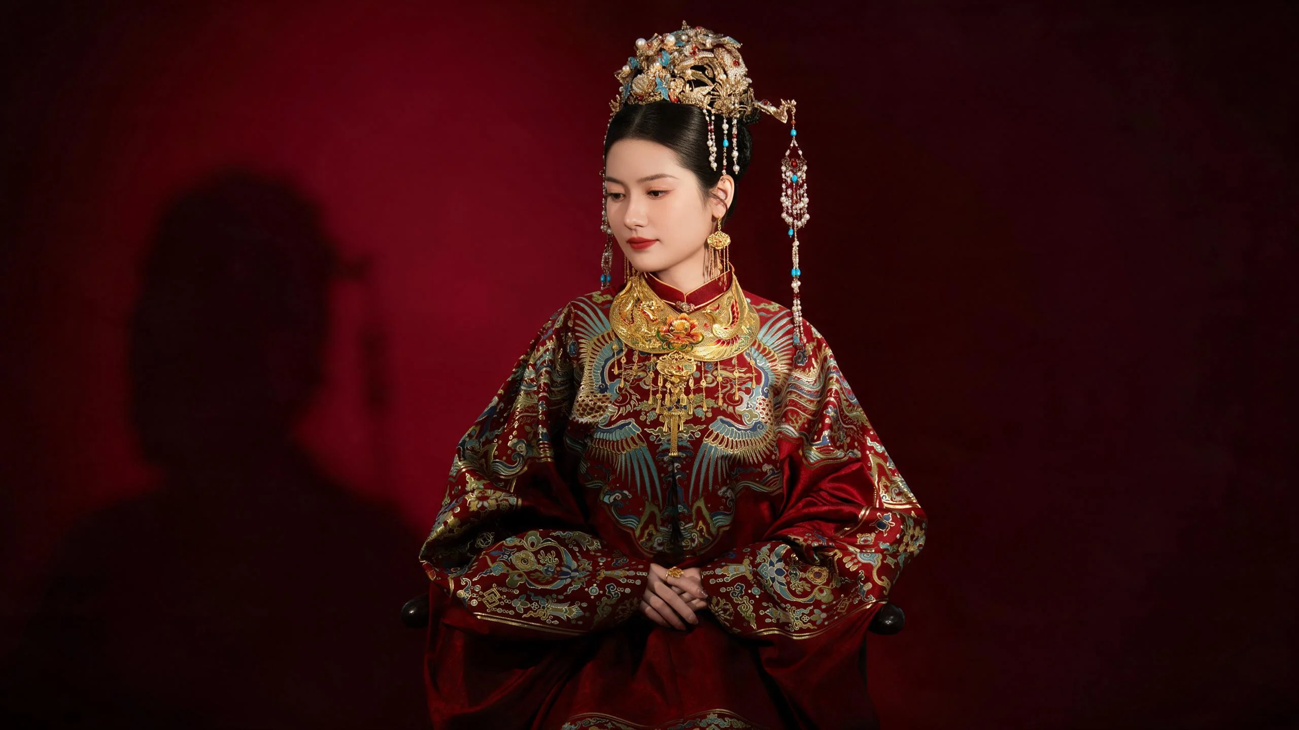 jimeng-2026-09-22-7362-严格完全参考原图所有内容，仅将画面扩展为16_9横版，人物、妆容、花丝点翠凤冠、....png